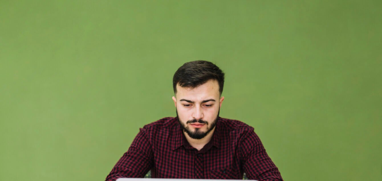 fotografo-usando-laptop